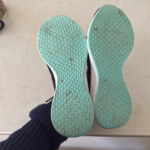 EUC New Balance Fresh Foam ROAV Running Shoe - Women's - Picture 5 of 5